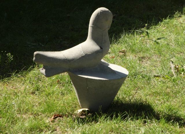 Gołąbz cyklu Rzeźba ogrodowa