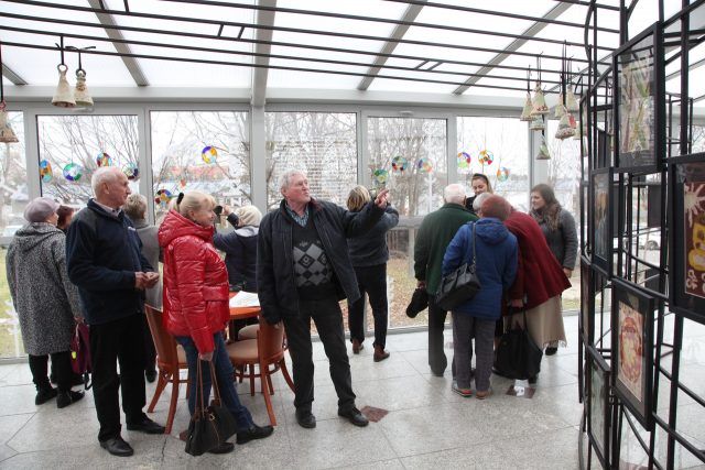 Grupa starszych ludzi oglądających wystawę / Group of older people looking at the exhibition. Foto. Jan Gaworski
