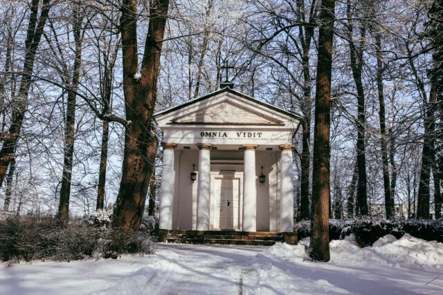 Galeria Kaplica wśród drzew i śniegu