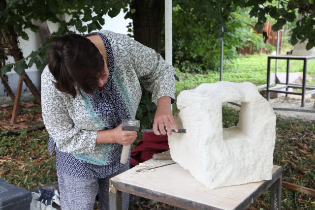 Artystka pracująca nad rzeźbą w kamieniu